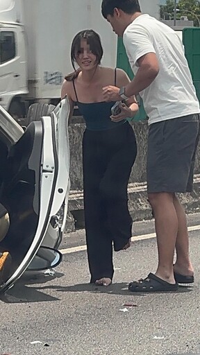 影/這態度太「樂天」!女孩國道翻車「原地笑跳」網驚呆