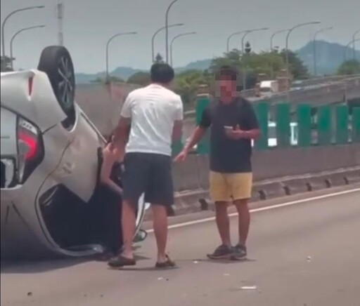 影/這態度太「樂天」!女孩國道翻車「原地笑跳」網驚呆