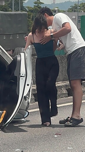 影/這態度太「樂天」!女孩國道翻車「原地笑跳」網驚呆