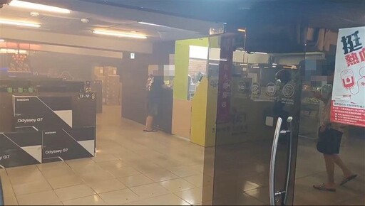 高雄大樓火警!B1網咖遭濃煙全包圍 顧客竟「淡定點餐」