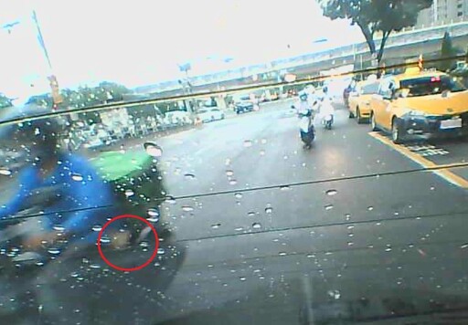 影/台中粗心男騎車狂噴千元鈔 「忘剛領薪水」竟拒收