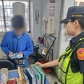 影/台中粗心男騎車狂噴千元鈔 「忘剛領薪水」竟拒收