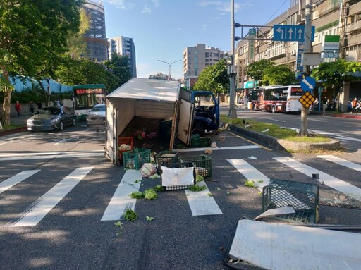 影/內湖三總旁車禍!公車疑未注意撞貨車 現場慘況曝