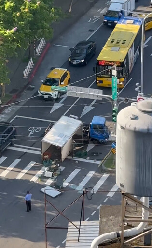 影/內湖三總旁車禍!公車疑未注意撞貨車 現場慘況曝