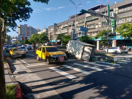 影/內湖三總旁車禍!公車疑未注意撞貨車 現場慘況曝