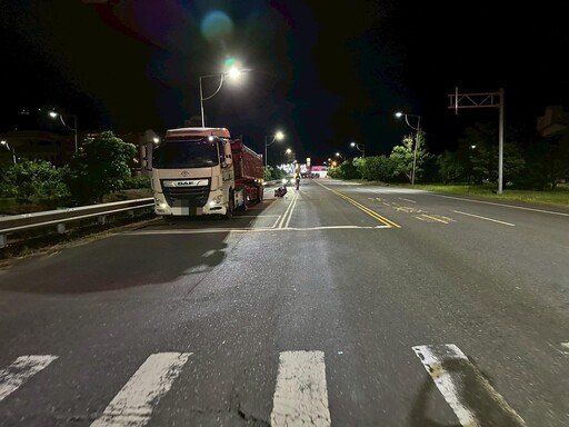 砂石車占車道違停! 騎士來不及閃「卡進車斗」身亡