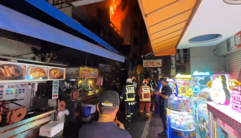 台中廟東夜市深夜火警 警消40分鐘內滅火