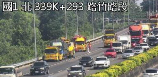 國1連爆車禍!高雄路竹段2車追撞 大貨車側翻釀1傷