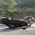 基隆自小客車自撞分隔島 四輪朝天駕駛受困