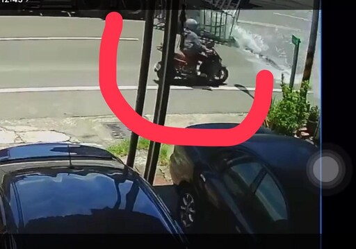 驚悚現場!屏東貨車載磷酸掉落破桶 35歲女「被潑」急送醫