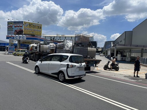 驚悚現場!屏東貨車載磷酸掉落破桶 35歲女「被潑」急送醫