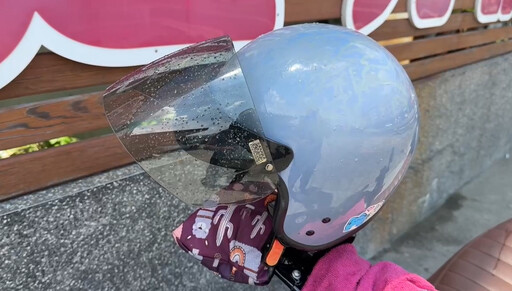 驚悚現場!屏東貨車載磷酸掉落破桶 35歲女「被潑」急送醫