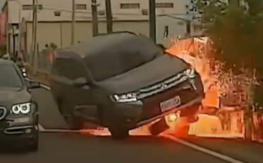 影/岡山驚悚交通事故! 休旅車超車不成撞變電箱濺火花