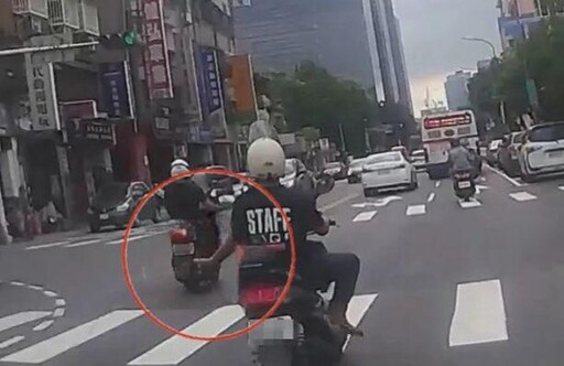 影/南港伯狂追「內衣辣騎士」比性暗示手勢 後照鏡一瞄是男的