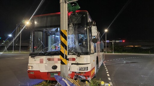 影/桃園客運302路自撞安全島 唯一乘客:解鎖人生重要成就