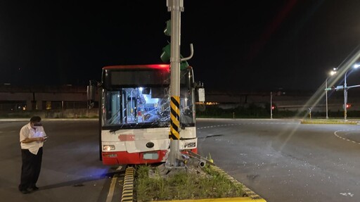 影/桃園客運302路自撞安全島 唯一乘客:解鎖人生重要成就