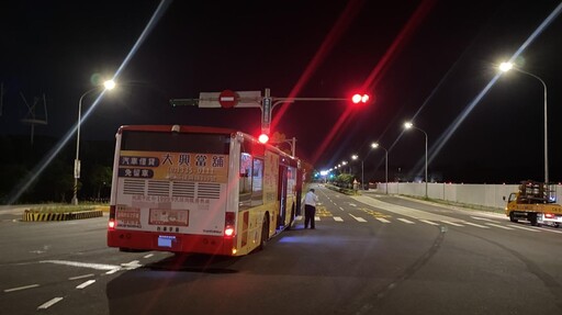 影/桃園客運302路自撞安全島 唯一乘客:解鎖人生重要成就