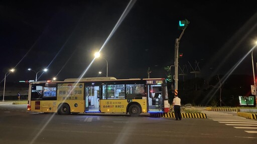 影/桃園客運302路自撞安全島 唯一乘客:解鎖人生重要成就