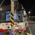 影/桃園客運302路自撞安全島 唯一乘客：解鎖人生重要成就