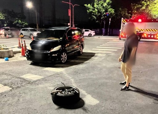 高雄小港血滴子!69歲翁自撞分隔島 輪胎飛脫擊中對向車