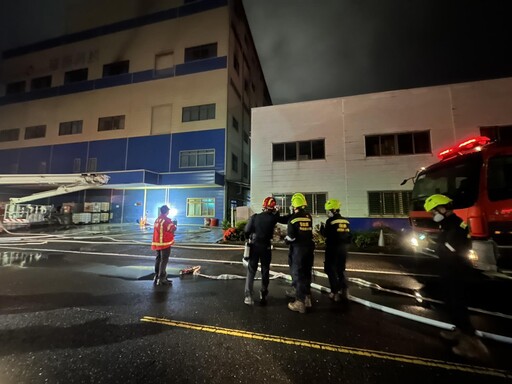 影/台南科技廠火警藏王水硝酸! 消防緊急出動雲梯車搶救