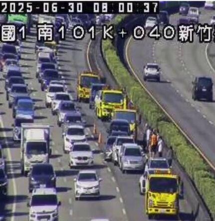 影/國1北向新竹段連3撞！9車毀損傷亡不明