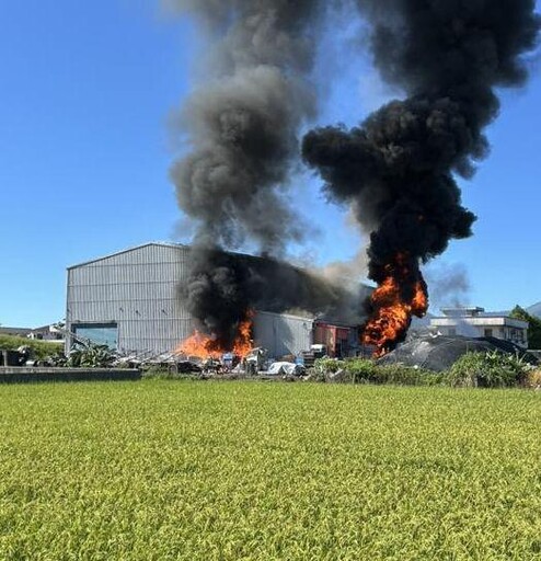 影/宜蘭倉庫火警！農田裡烈焰黑煙 近距直擊