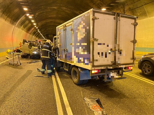 國3木柵隧道車禍!小貨車閃避不及撞擊翻車 2人送醫