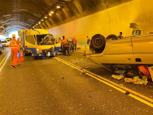 國3木柵隧道車禍!小貨車閃避不及撞擊翻車 2人送醫