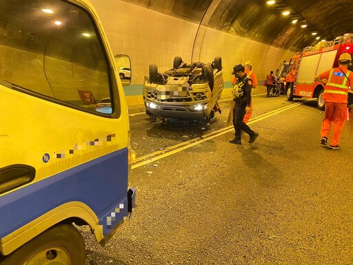 國3木柵隧道車禍!小貨車閃避不及撞擊翻車 2人送醫