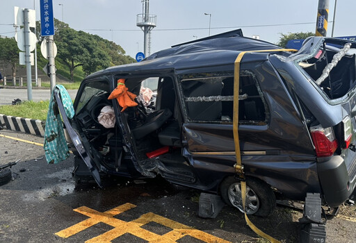 國3竹南交流道廂型車「高速自撞」!車體變形、前輪噴飛