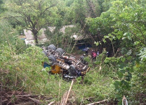 悚!高雄預拌混凝土車滾落山坡 駕駛傷重不治