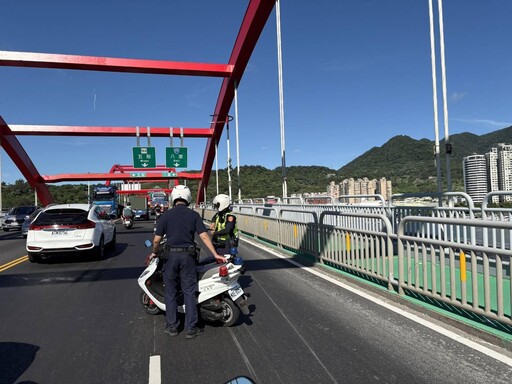 影/上班時間!關渡大橋「聯結車攔腰撞轎車」 驚險直擊