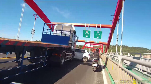 影/上班時間!關渡大橋「聯結車攔腰撞轎車」 驚險直擊