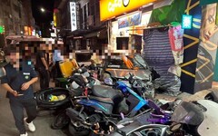 影/新北八里15車重大車故「6人送醫」！ 原因竟是89猴情敵追車