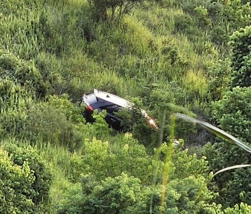 影/台中轎車衝落鰲峰山邊坡 網看畫面驚:怎麼開的
