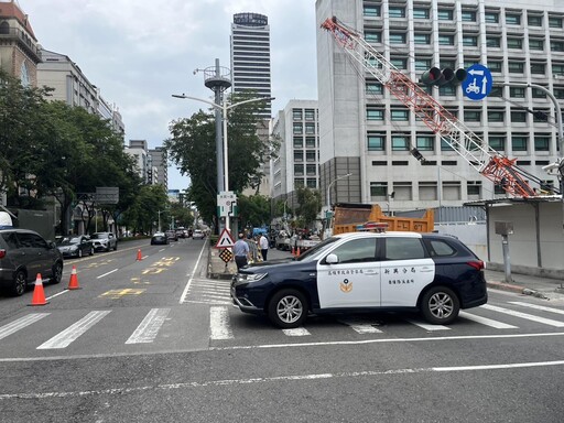高雄大同醫院旁驚現「2.5米深天坑」!停車場入口成陷阱