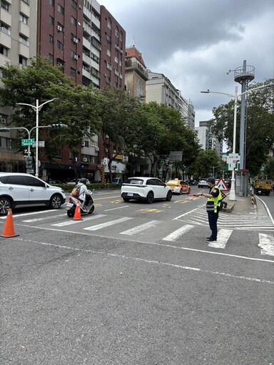 高雄大同醫院旁驚現「2.5米深天坑」!停車場入口成陷阱