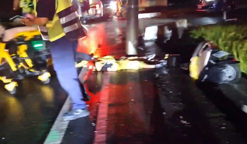 苗栗雨中事故!載補習兒返家撞電桿栽水溝 慈母傷重亡