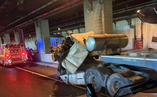 影/颱風天斷魂!新竹鳳鼻隧道聯結車撞小車翻覆 1死1傷