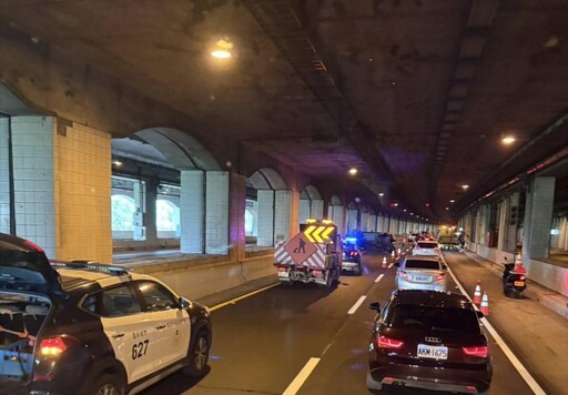 影/颱風天斷魂!新竹鳳鼻隧道聯結車撞小車翻覆 1死1傷