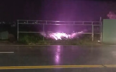 影/丹娜絲將電線吹斷 草叢冒煙燃燒！網驚：皮卡丘來了