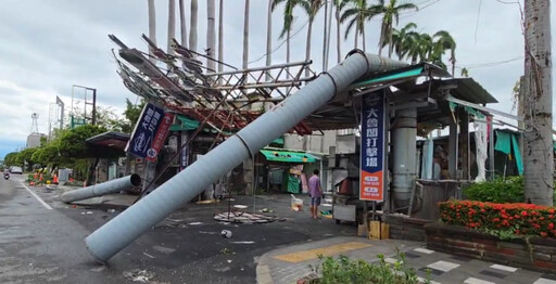 驚!嘉樂福夜市招牌也倒了 颱風丹娜絲肆虐嘉南滿目瘡痍