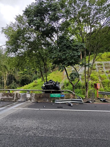 國6驚見詭異車禍！休旅車撞護欄懸空 駕駛路邊盤腿打坐