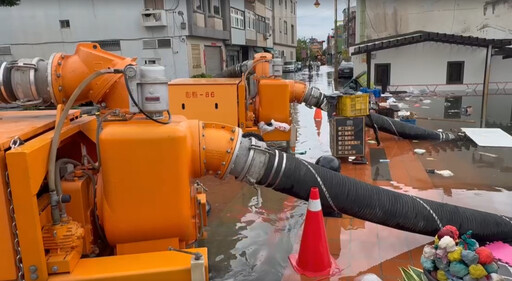影/彰化暴雨永靖鄉2民眾受困 消防出動急流舟救援