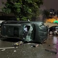 影/台中南區「大雨炸起人孔蓋」轎車慘翻 駕駛腰椎骨折送醫