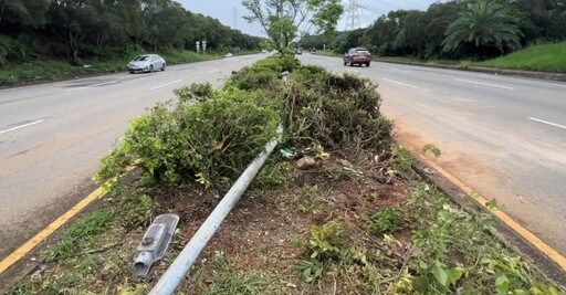 影/台中向上路「死亡下坡」汽車失控打滑 側翻對向車道