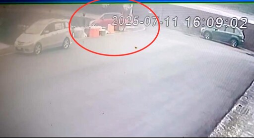 影/汽車連人帶車衝入新北水尾漁港 駕駛命危送醫