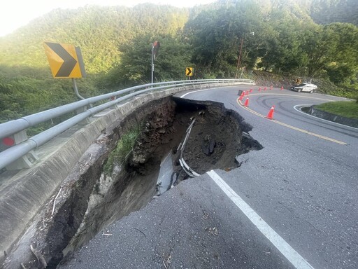 影/台14線往武嶺方向大面積塌陷! 現「20M天坑」緊急封路