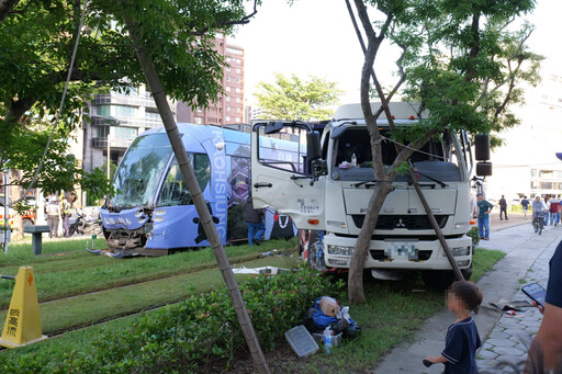 影/高雄輕軌遭大貨車猛撞釀6傷! 列車玻璃碎裂成蜘蛛網